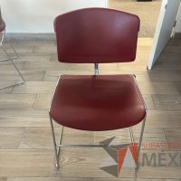 Lote 078 - 4 Sillas de visita con base tipo trineo color rojo y Mesa de trabajo circular con base metálica y cubierta color blanco