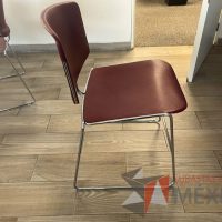 Lote 078 - 4 Sillas de visita con base tipo trineo color rojo y Mesa de trabajo circular con base metálica y cubierta color blanco - Imagen 3