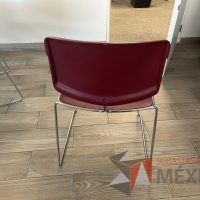 Lote 078 - 4 Sillas de visita con base tipo trineo color rojo y Mesa de trabajo circular con base metálica y cubierta color blanco - Imagen 4