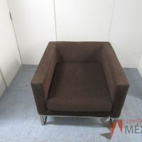 Lote 037 - Sillón de 1 plaza base metálica asiento y respaldo en tela color café