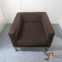 Lote 037 - Sillón de 1 plaza base metálica asiento y respaldo en tela color café - Imagen 6