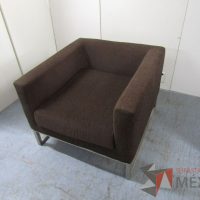 Lote 037 - Sillón de 1 plaza base metálica asiento y respaldo en tela color café - Imagen 5