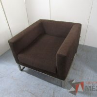 Lote 037 - Sillón de 1 plaza base metálica asiento y respaldo en tela color café - Imagen 4