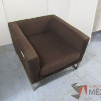 Lote 037 - Sillón de 1 plaza base metálica asiento y respaldo en tela color café - Imagen 3