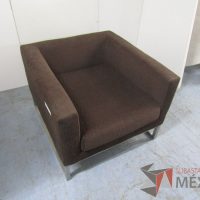 Lote 037 - Sillón de 1 plaza base metálica asiento y respaldo en tela color café - Imagen 2