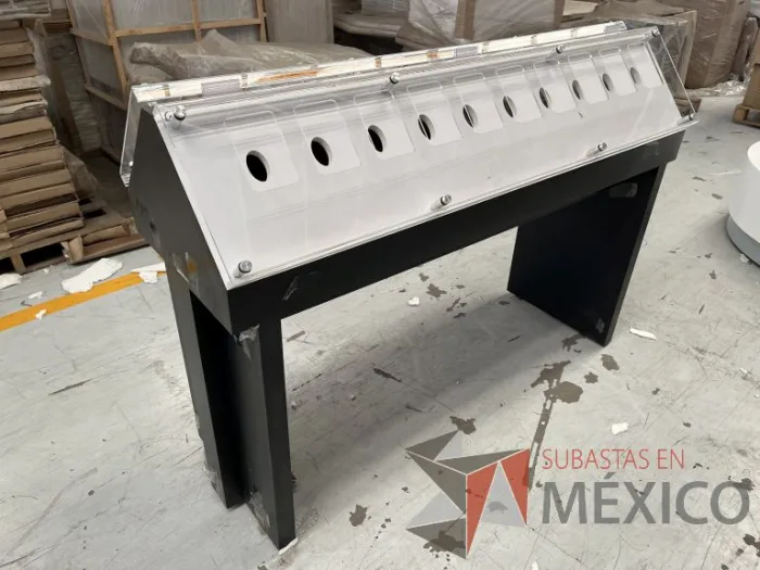 Lote 032 - Mesa para exhibición con cubierta de acrílico - Imagen 8