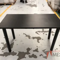 Lote 259 - 10 Mesas de trabajo con 4 patas metálicas con cubierta color negro