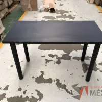 Lote 259 - 10 Mesas de trabajo con 4 patas metálicas con cubierta color negro - Imagen 4