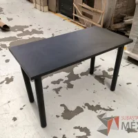 Lote 259 - 10 Mesas de trabajo con 4 patas metálicas con cubierta color negro - Imagen 3
