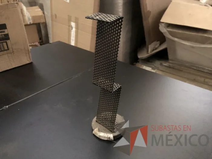 Lote 010 - 30 Bancos de acrílico, 7 Bases metálicas para web cam y 6 Bases para sartenes acrílico