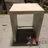 Lote 028 - 5 Mesas de trabajo con cubierta color blanco con orificios para cables y descansapíes - Imagen 2