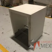 Lote 028 - 5 Mesas de trabajo con cubierta color blanco con orificios para cables y descansapíes
