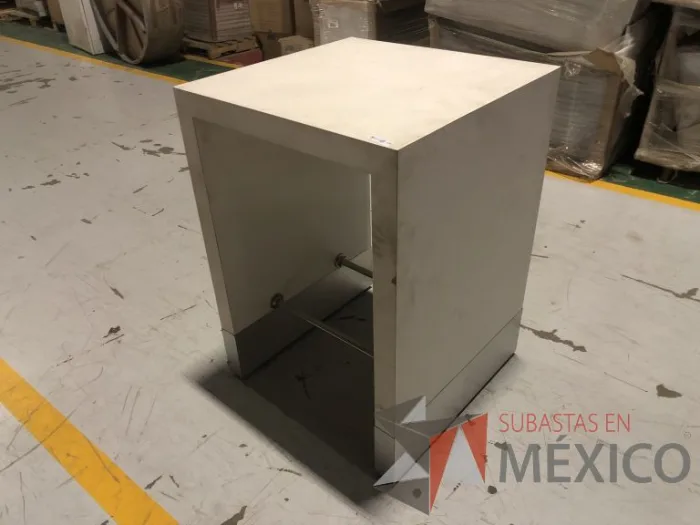 Lote 028 - 5 Mesas de trabajo con cubierta color blanco con orificios para cables y descansapíes