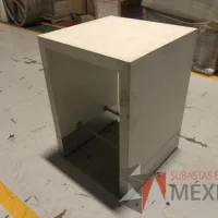 Lote 028 - 5 Mesas de trabajo con cubierta color blanco con orificios para cables y descansapíes - Imagen 5