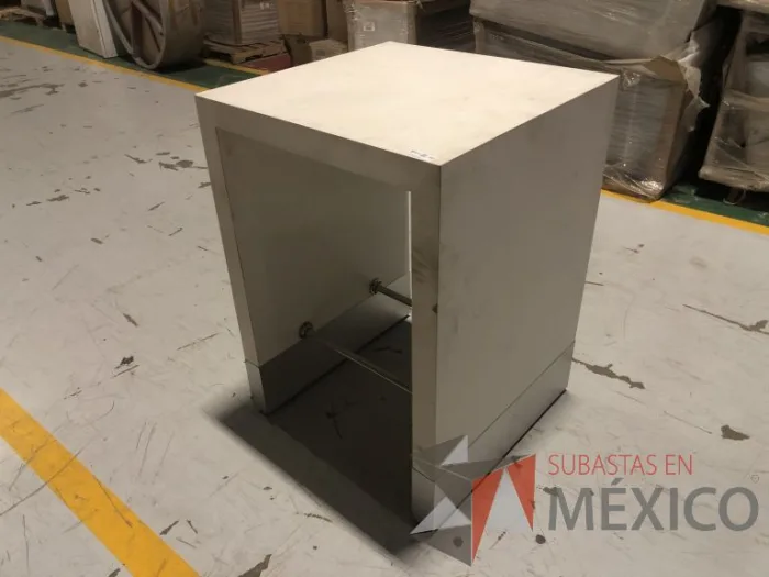 Lote 028 - 5 Mesas de trabajo con cubierta color blanco con orificios para cables y descansapíes - Imagen 5