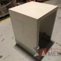 Lote 028 - 5 Mesas de trabajo con cubierta color blanco con orificios para cables y descansapíes - Imagen 6