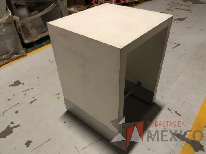 Lote 028 - 5 Mesas de trabajo con cubierta color blanco con orificios para cables y descansapíes - Imagen 6