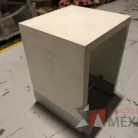 Lote 028 - 5 Mesas de trabajo con cubierta color blanco con orificios para cables y descansapíes - Imagen 7