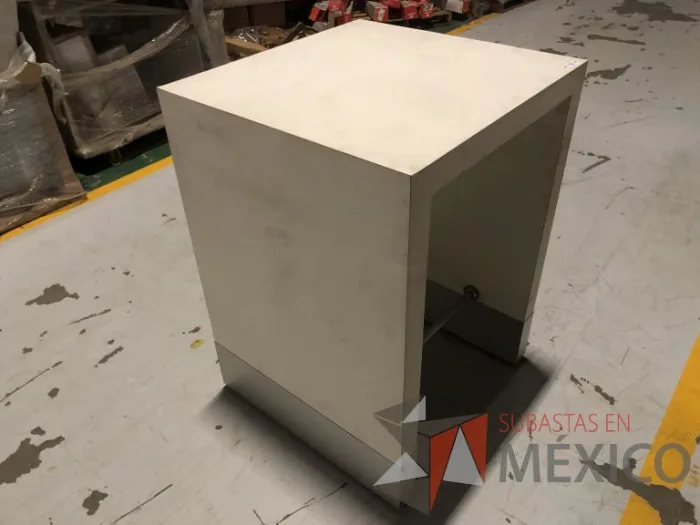 Lote 028 - 5 Mesas de trabajo con cubierta color blanco con orificios para cables y descansapíes - Imagen 7