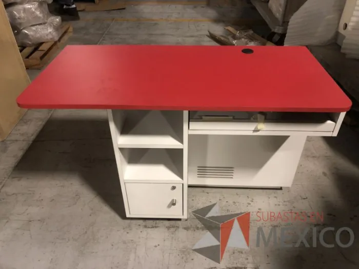 Lote 011 - 5 Escritorios con 1 cajón, 1 puerta y1 entrepaño