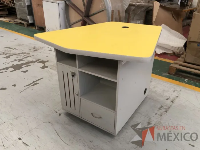Lote 036 - 4 Mesas de trabajo con 1 cajón, 1 puerta y 1 entrepaño