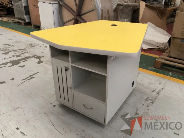 Lote 036 - 4 Mesas de trabajo con 1 cajón, 1 puerta y 1 entrepaño - Imagen 3