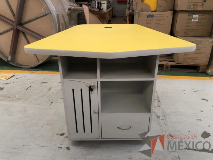 Lote 036 - 4 Mesas de trabajo con 1 cajón, 1 puerta y 1 entrepaño - Imagen 5