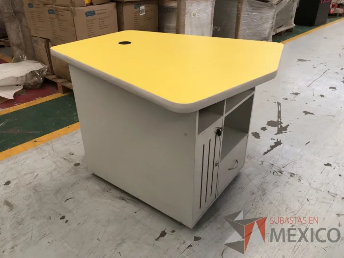 Lote 036 - 4 Mesas de trabajo con 1 cajón, 1 puerta y 1 entrepaño - Imagen 7