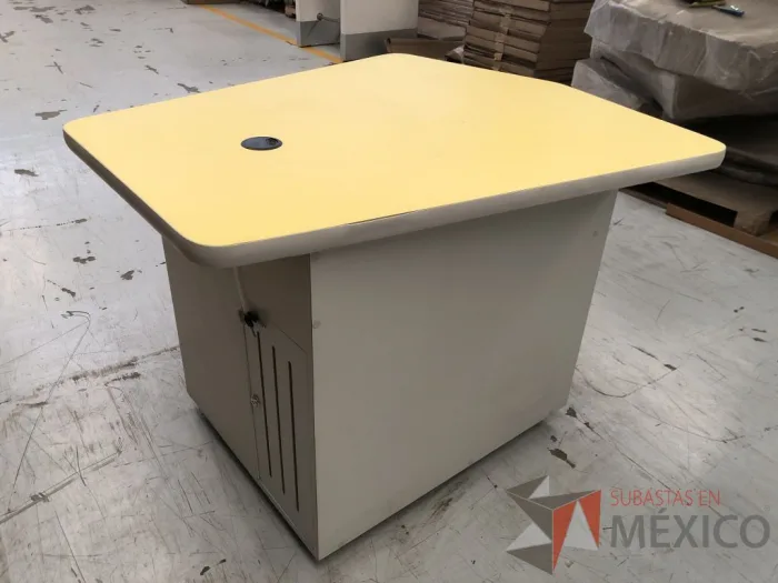 Lote 036 - 4 Mesas de trabajo con 1 cajón, 1 puerta y 1 entrepaño - Imagen 9