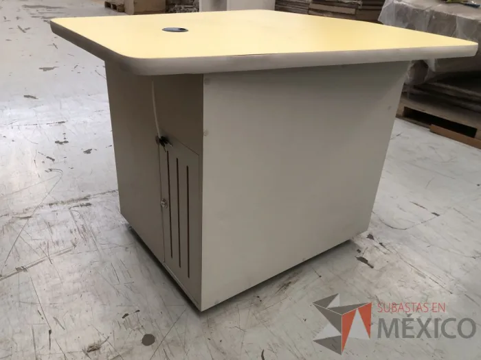 Lote 036 - 4 Mesas de trabajo con 1 cajón, 1 puerta y 1 entrepaño - Imagen 10