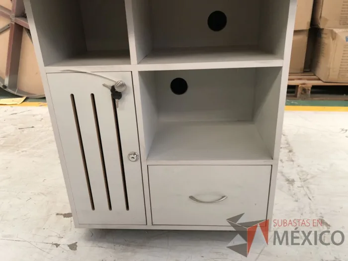 Lote 036 - 4 Mesas de trabajo con 1 cajón, 1 puerta y 1 entrepaño - Imagen 17