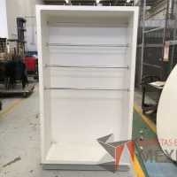 Lote 035 - 2 Gabinetes altos con tubos metálicos, Mueble con puerta corrediza, etc...