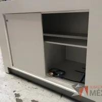 Lote 035 - 2 Gabinetes altos con tubos metálicos, Mueble con puerta corrediza, etc... - Imagen 17