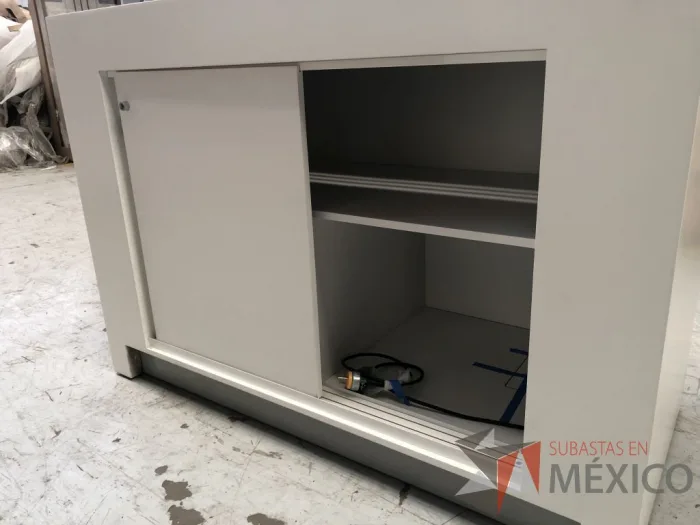 Lote 035 - 2 Gabinetes altos con tubos metálicos, Mueble con puerta corrediza, etc... - Imagen 17