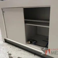 Lote 035 - 2 Gabinetes altos con tubos metálicos, Mueble con puerta corrediza, etc... - Imagen 18