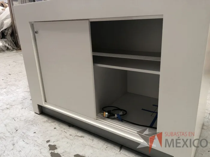 Lote 035 - 2 Gabinetes altos con tubos metálicos, Mueble con puerta corrediza, etc... - Imagen 18