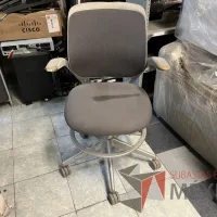 Lote 001 - Silla alta con descansa pies