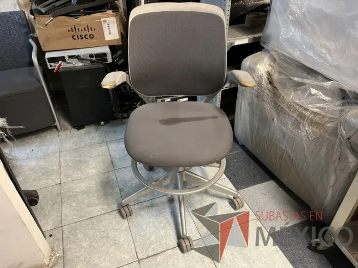 Lote 001 - Silla alta con descansa pies