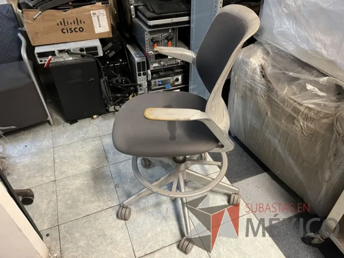 Lote 001 - Silla alta con descansa pies - Imagen 3