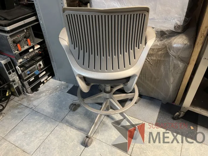 Lote 001 - Silla alta con descansa pies - Imagen 4