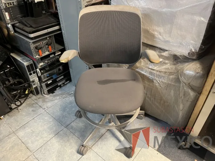 Lote 001 - Silla alta con descansa pies - Imagen 5