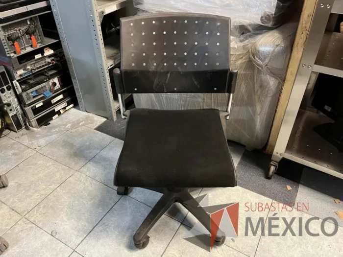 Lote 010 - 2 Sillas operativas con ruedas color negro