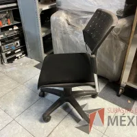 Lote 010 - 2 Sillas operativas con ruedas color negro - Imagen 3