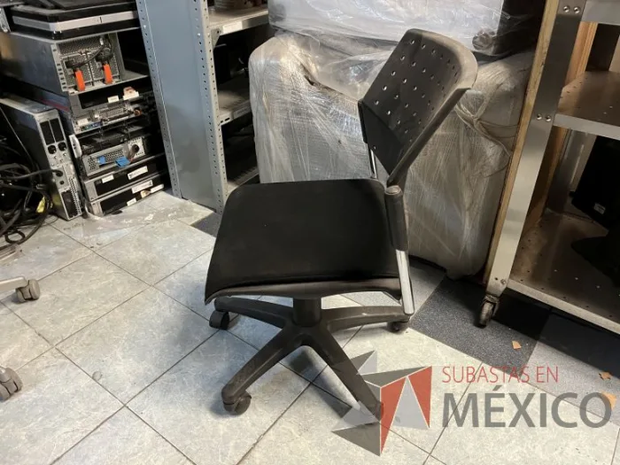 Lote 010 - 2 Sillas operativas con ruedas color negro - Imagen 3