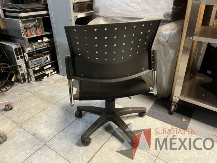 Lote 010 - 2 Sillas operativas con ruedas color negro - Imagen 4