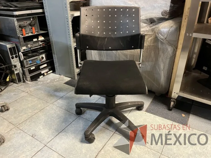 Lote 010 - 2 Sillas operativas con ruedas color negro - Imagen 5
