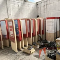 Lote 005 - 42 Porta póster con base metálica