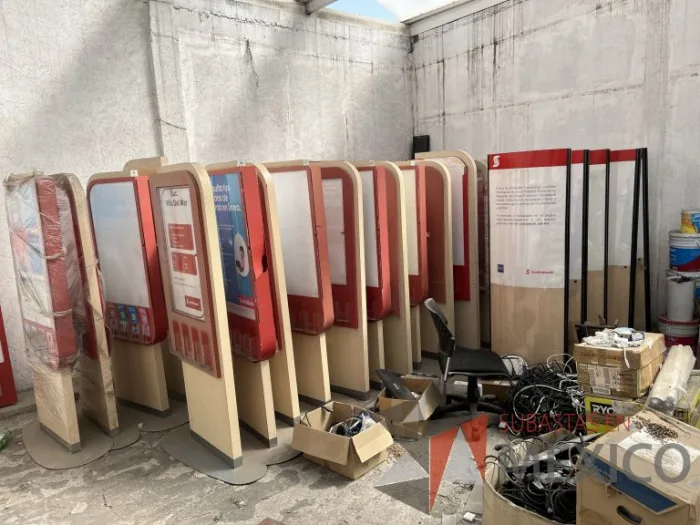 Lote 005 - 42 Porta póster con base metálica