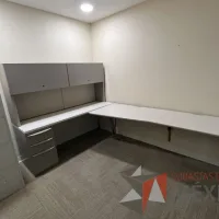 Lote 009 - Escritorio en escuadra con archivero de pedestal de 3 cajones, cubierta color blanco