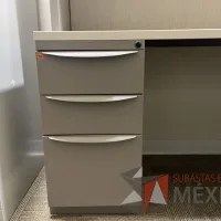 Lote 009 - Escritorio en escuadra con archivero de pedestal de 3 cajones, cubierta color blanco - Imagen 4